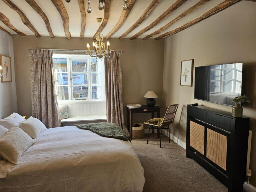 cotswold-cottage-guesthouse-classic-king-room-1-02