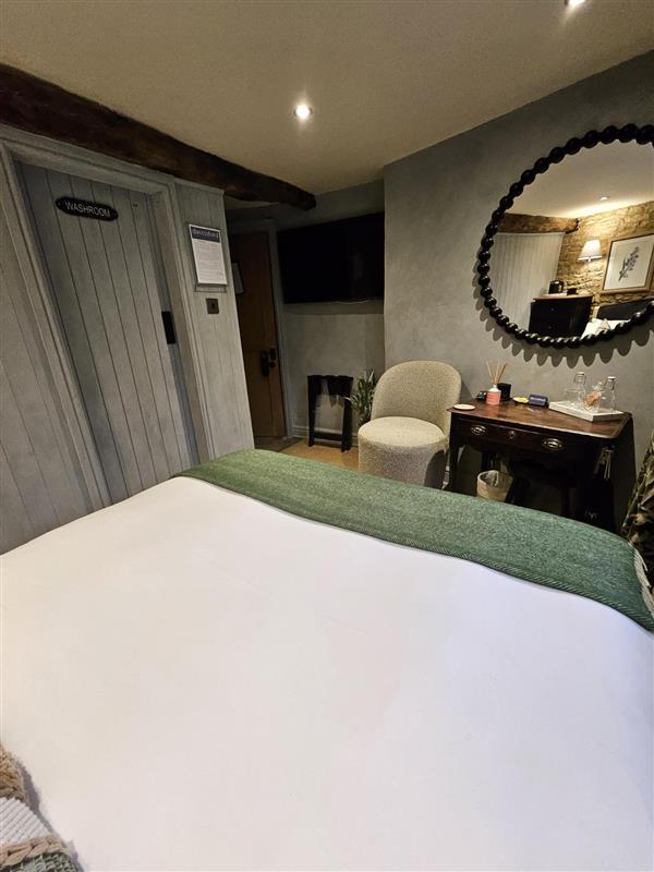 cotswold-cottage-guesthouse-shoebox-basic-double-room-01