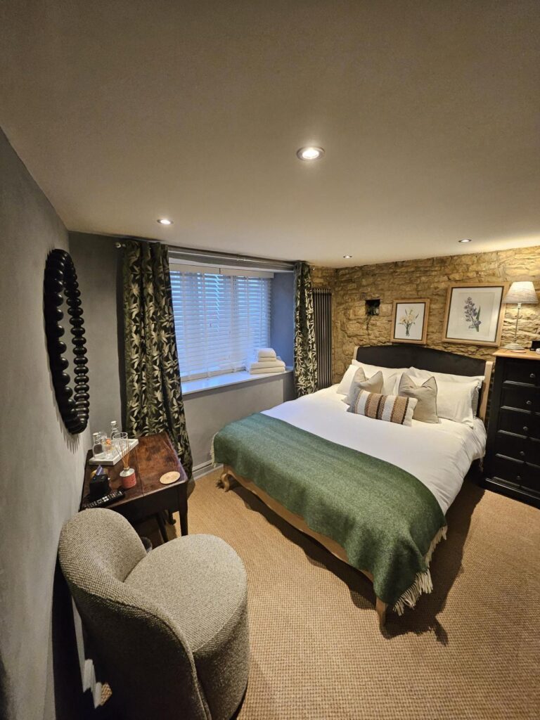cotswold-cottage-guesthouse-shoebox-basic-double-room-05