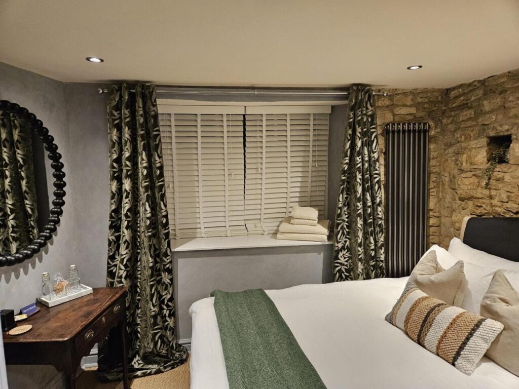 cotswold-cottage-guesthouse-shoebox-basic-double-room-07