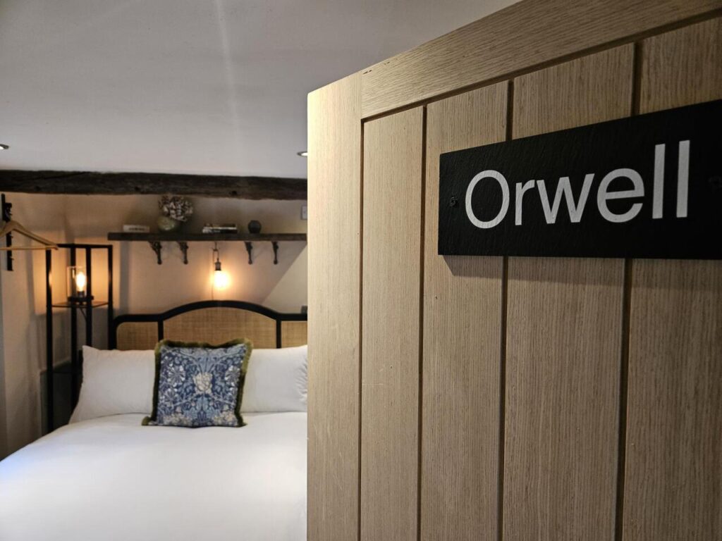 cotswold-cottage-guesthouse-shoebox-basic-double-room-11