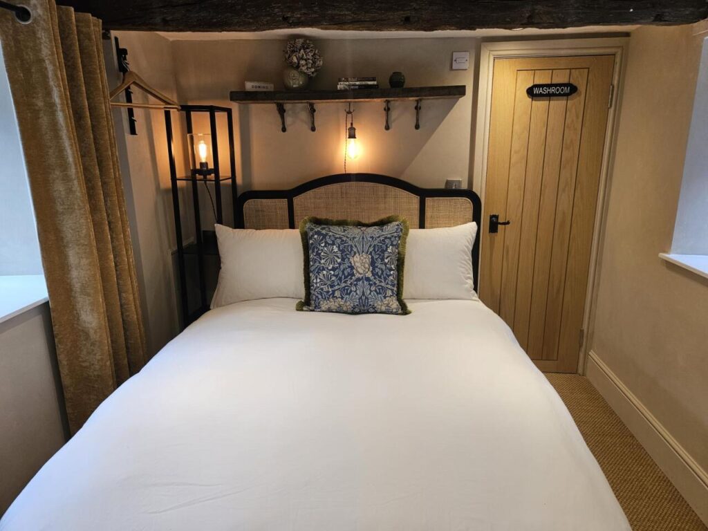 cotswold-cottage-guesthouse-shoebox-basic-double-room-12