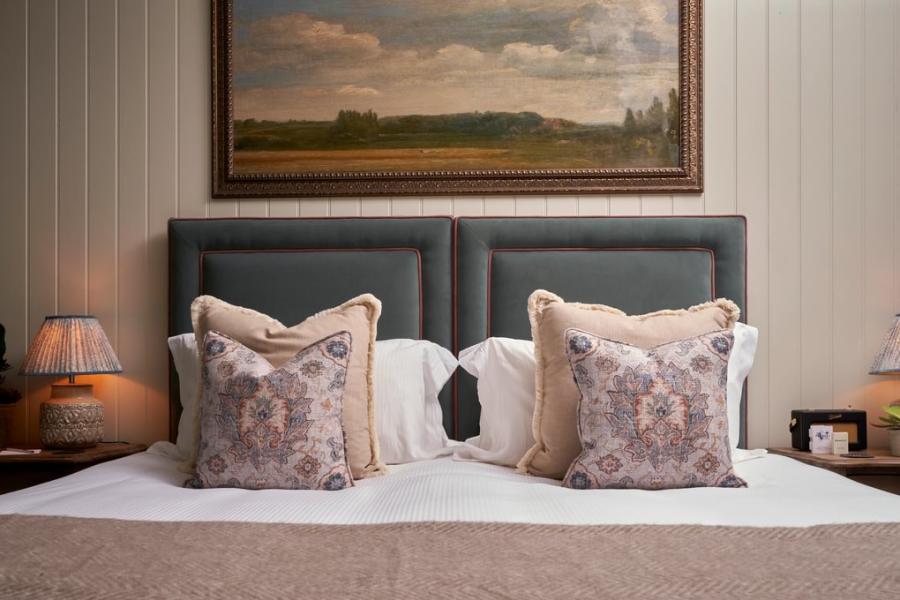 Cotswold Cottage Guesthouse - Wonderful Winchcombe A painting of English countryside hangs above a large bed with decorative cushions