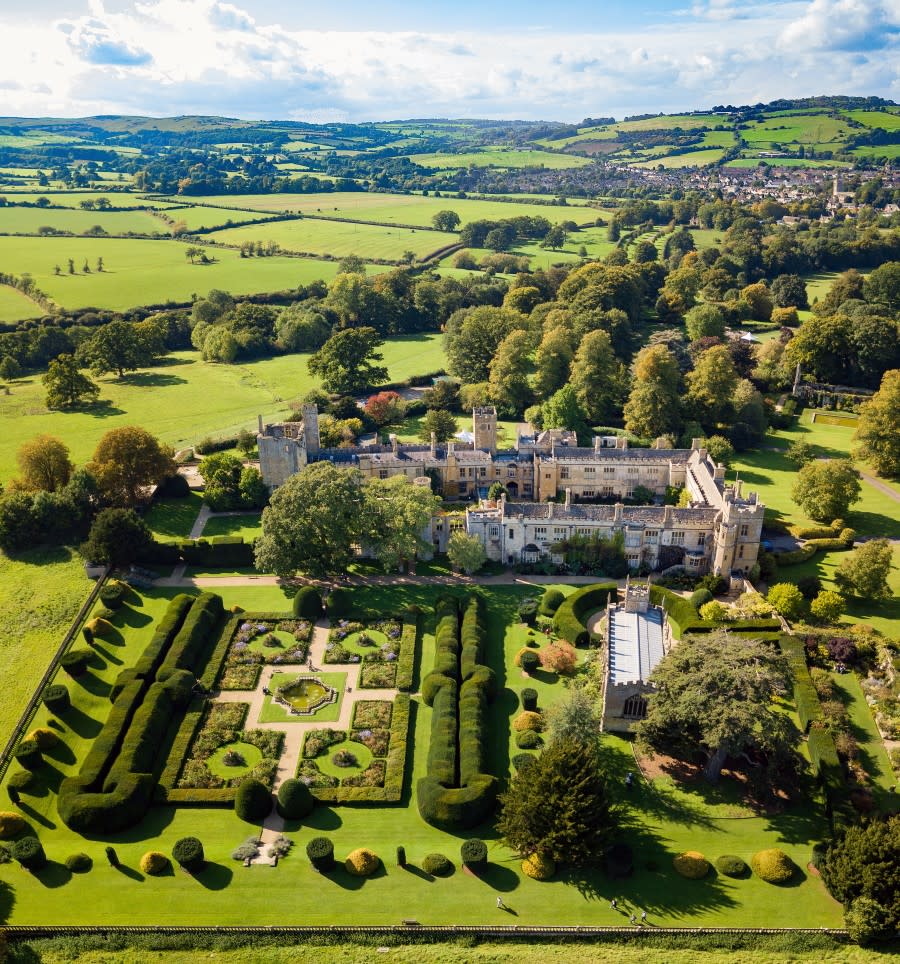 Cotswold Cottage Guesthouse - Wonderful Winchcombe Aerial view of Sudeley Castle amongst rolling hills