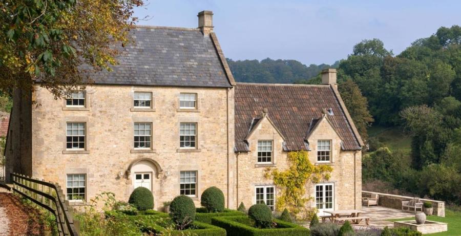 Cotswold Cottage Guesthouse - Wonderful Winchcombe A stunning farmhouse set amongst trees and landscaped gardens